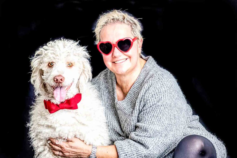 La fotógrafa de mascotas Rocío Luna posando junto a su perra de forma divertida