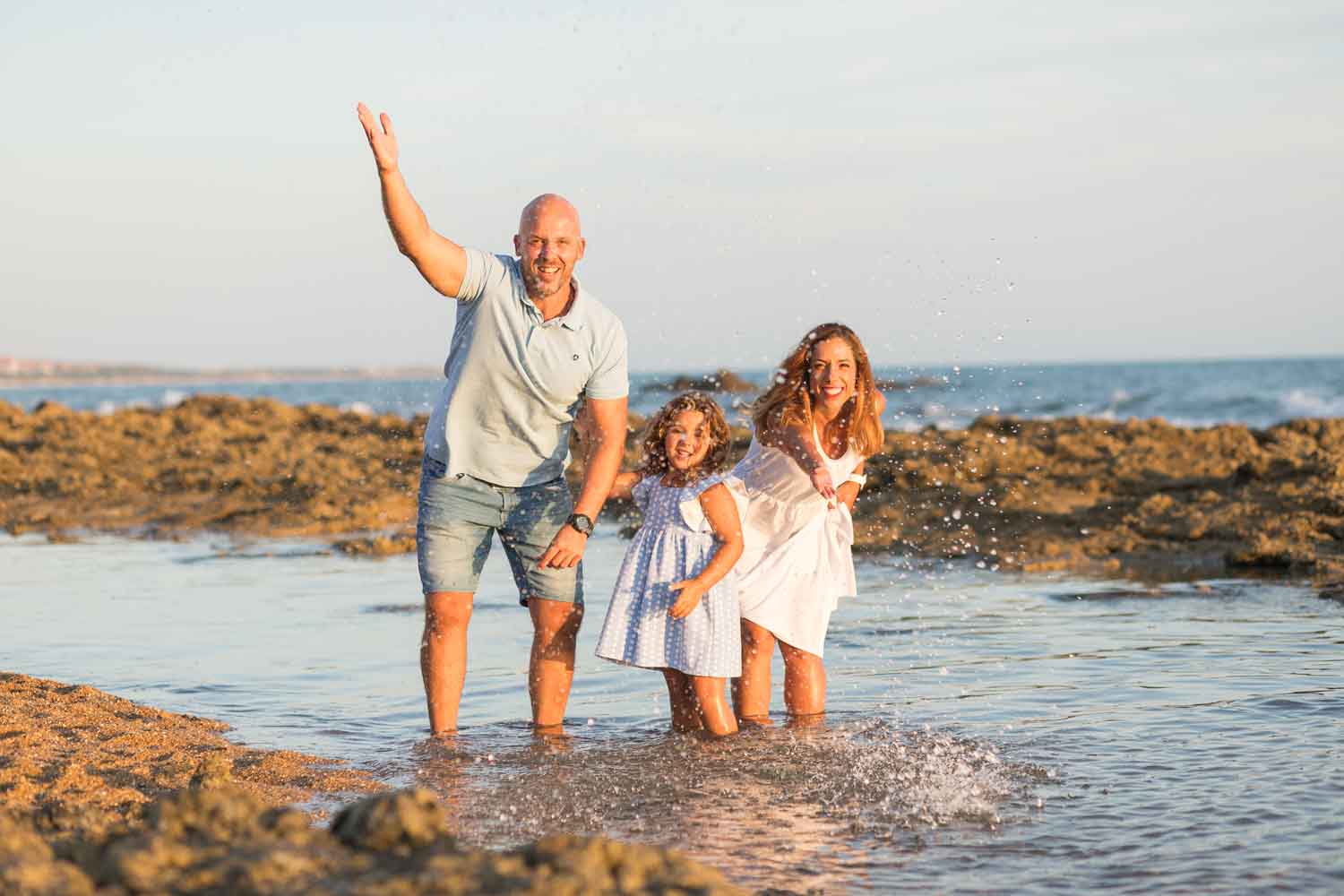 Familia sonriente en una playa