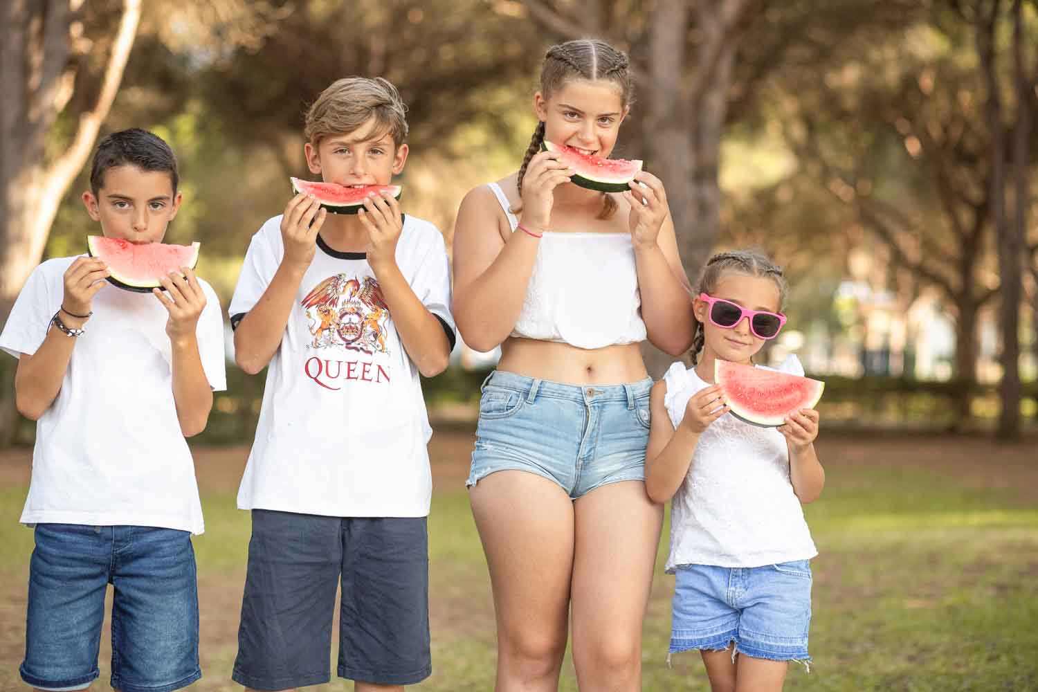 Cuatro niños comiendo una sandía